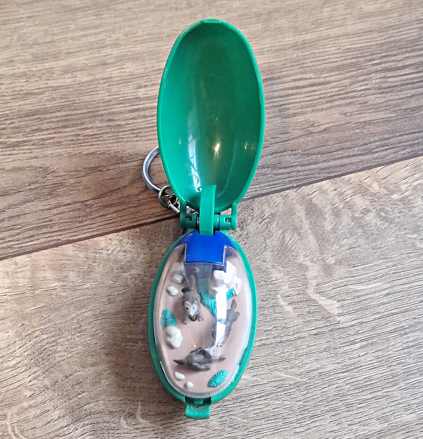 Wolf Family Green Plastic Keychain 1993 Takara, Works Wolf Family Green Plastic Keychain 1993 Takara, Works