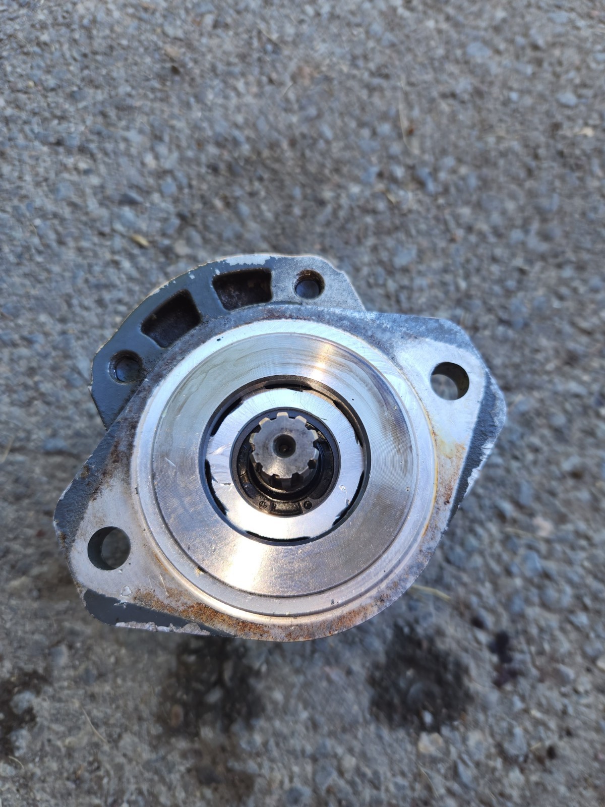 Hydraulic GEAR PUMP - Kioti Tractor T2195-76101