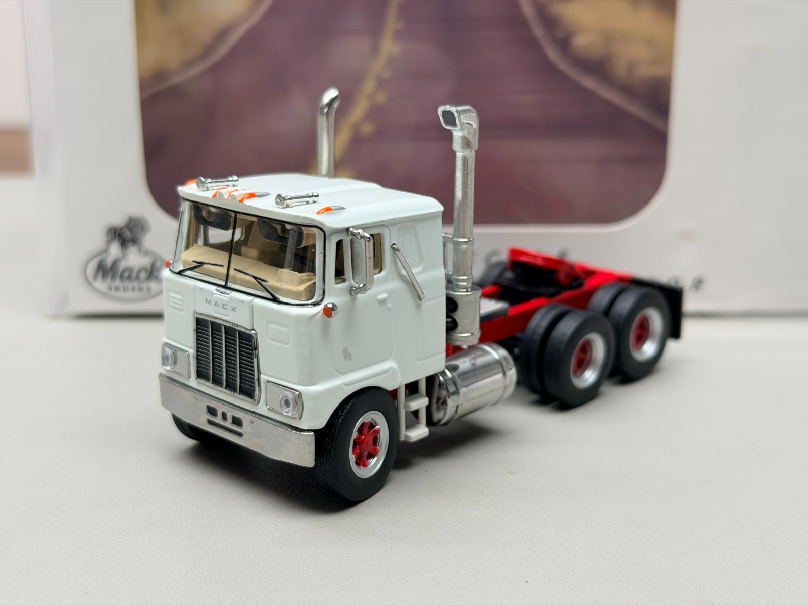 Top Shelf 1/64 Mack White F700 Alloy Trailer Diecast Car Truck Model Collection