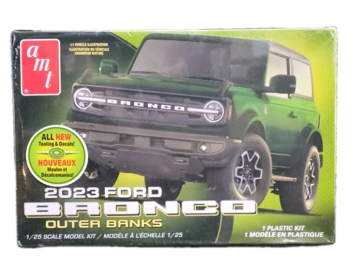 AMT 1345M 1/25 2023 Ford Bronco Outer Banks Plastic Model Kit