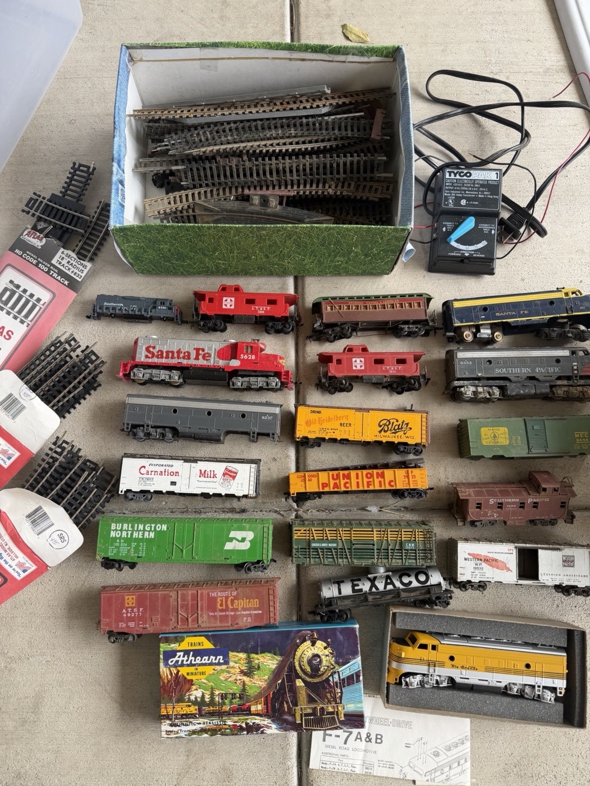 Vintage HO Scale Train Lot Athearn Tyco Atlas Santa Fe Cars Track Transformer 