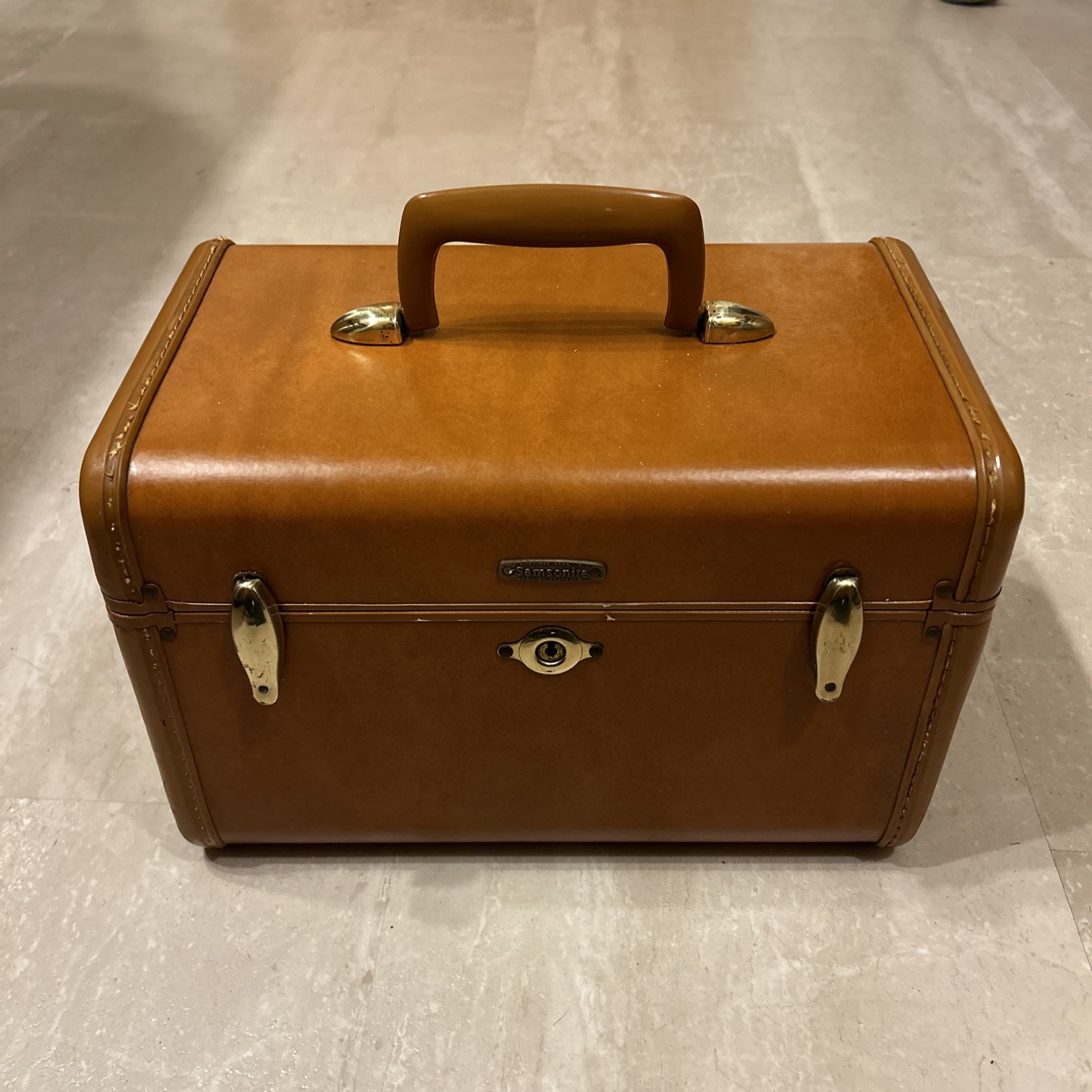 Vintage 50s Samsonite Schwayder #4612 Brown Faux Leather Makeup Train Hard Case Vintage 50s Samsonite Schwayder #4612 Brown Faux Leather Makeup Train Hard Case