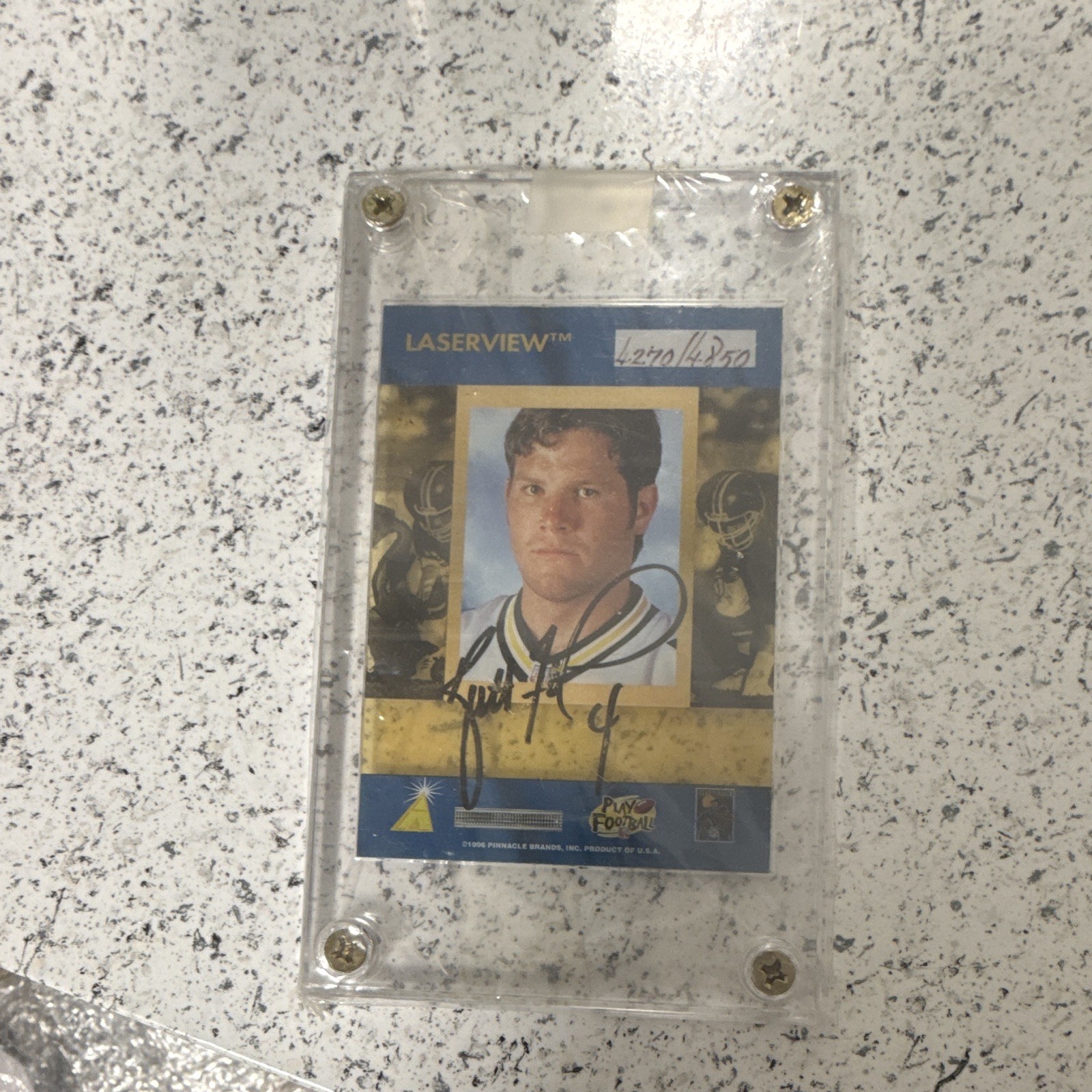 1996 Pinnacle Laser View - Inscriptions Brett Favre Autograph 4850 1996 Pinnacle Laser View - Inscriptions Brett Favre Autograph 4850