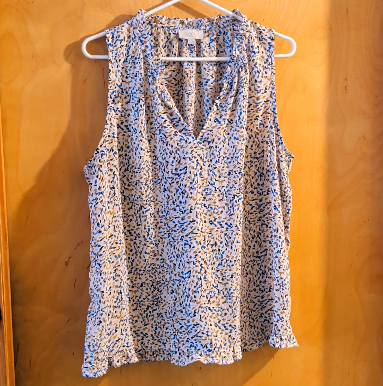 Women’s LOFT Outlet V-Neck Sleeveless Blouse L Abstract Ruffle Woven Poly