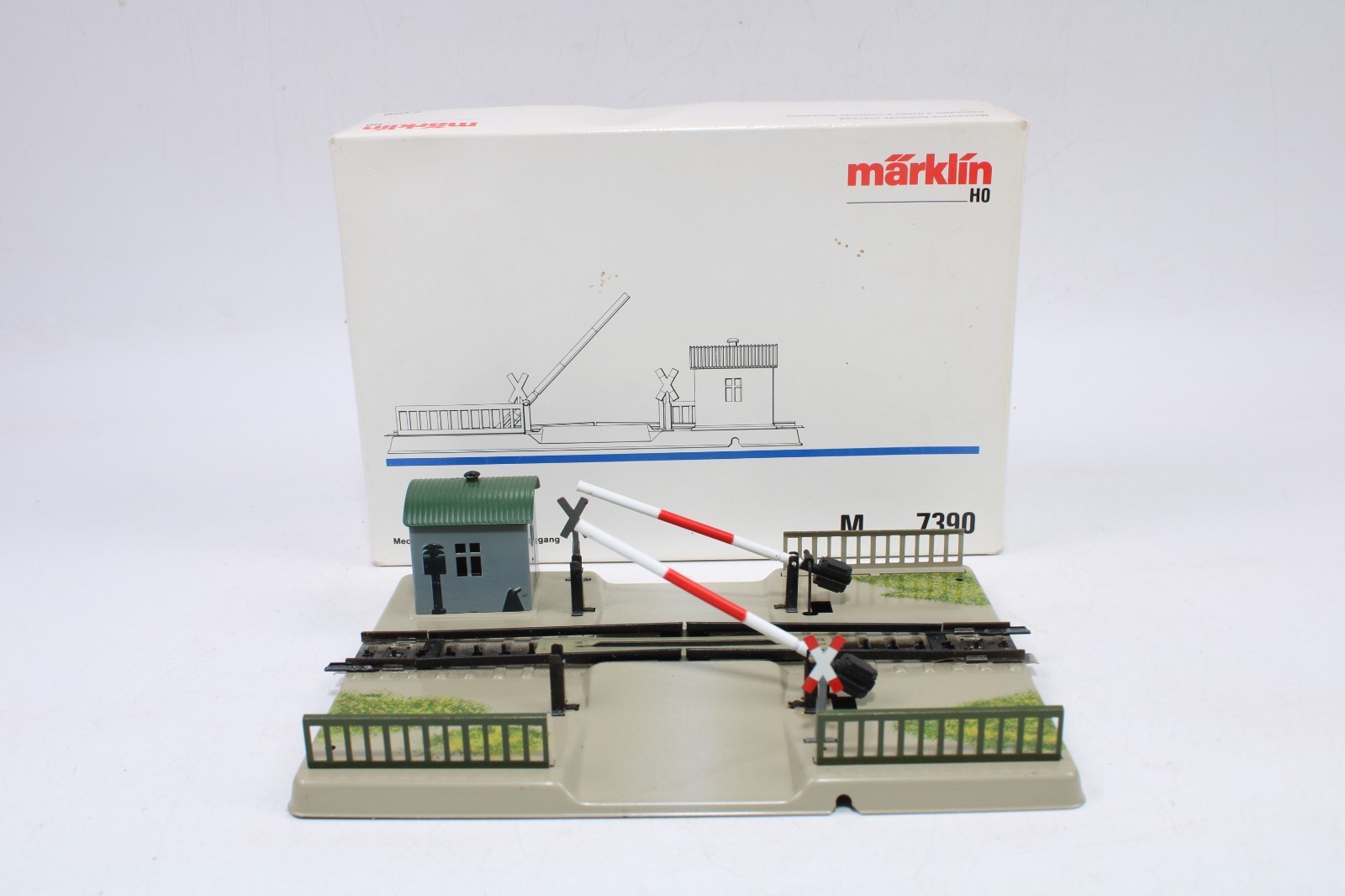 Märklin 7390 HO Scale Mechanically Operated Grade Railroad Crossing Gate