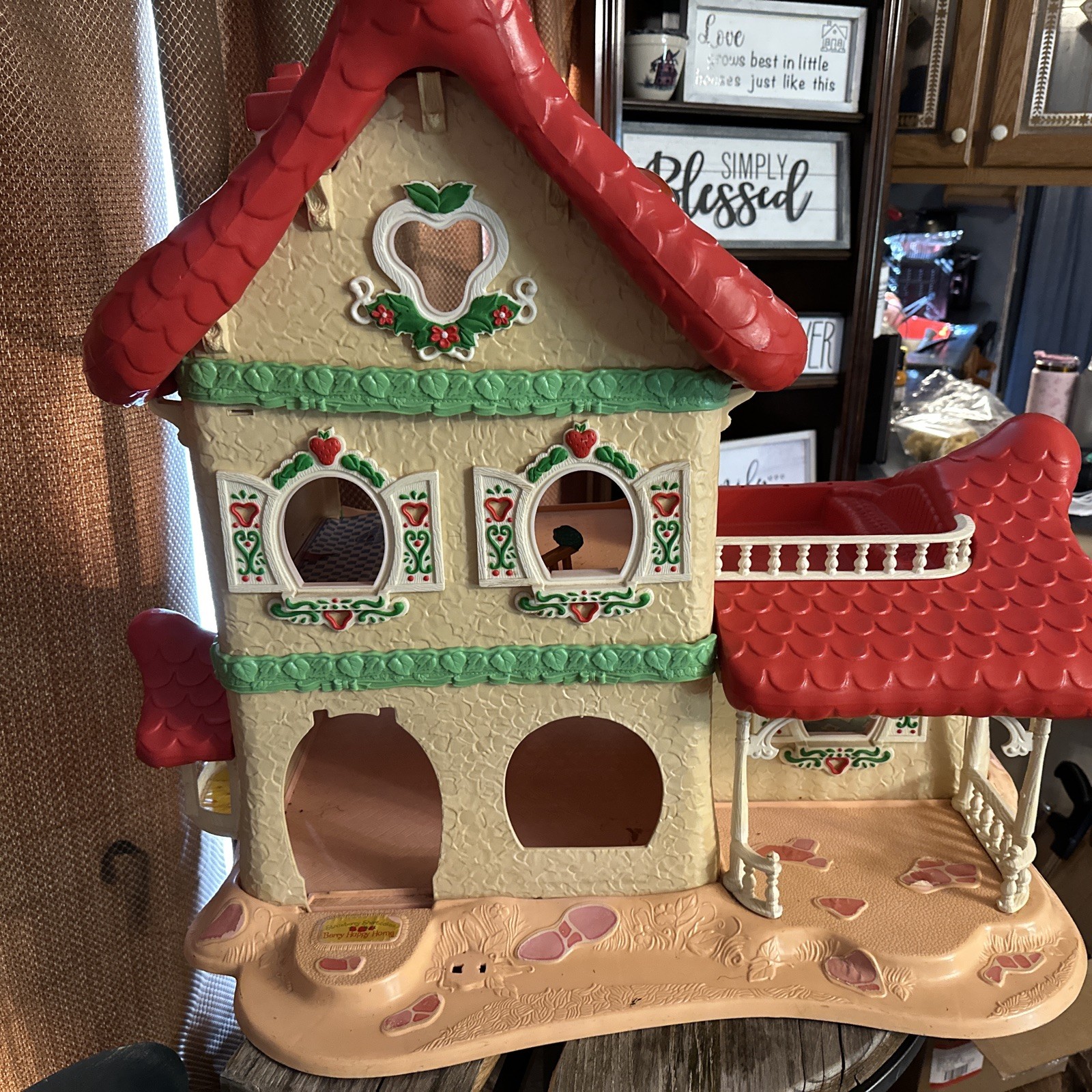 Vintage 1983 Strawberry Shortcake Very Berry Happy Home Doll House & Accessories
