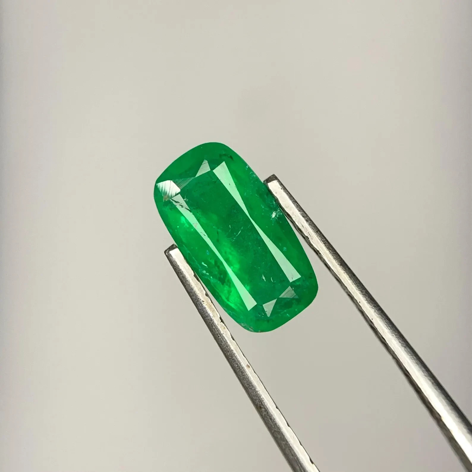 1.25 Cts Natural vivid Emerald 9x5 MM Long Cushion Cut Loose Gemstone Jewelry