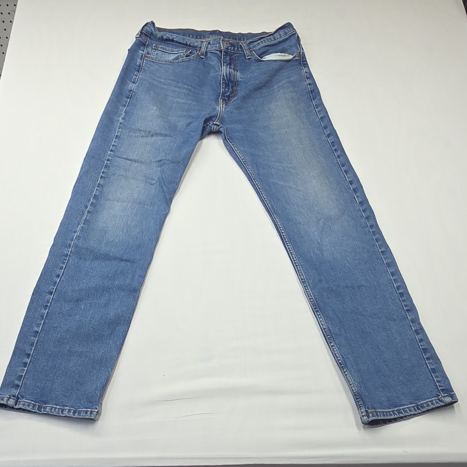 Levi\'s 505 Men\'s Straight Leg Medium Wash Blue Denim Jeans Button Fly 5-Pocket