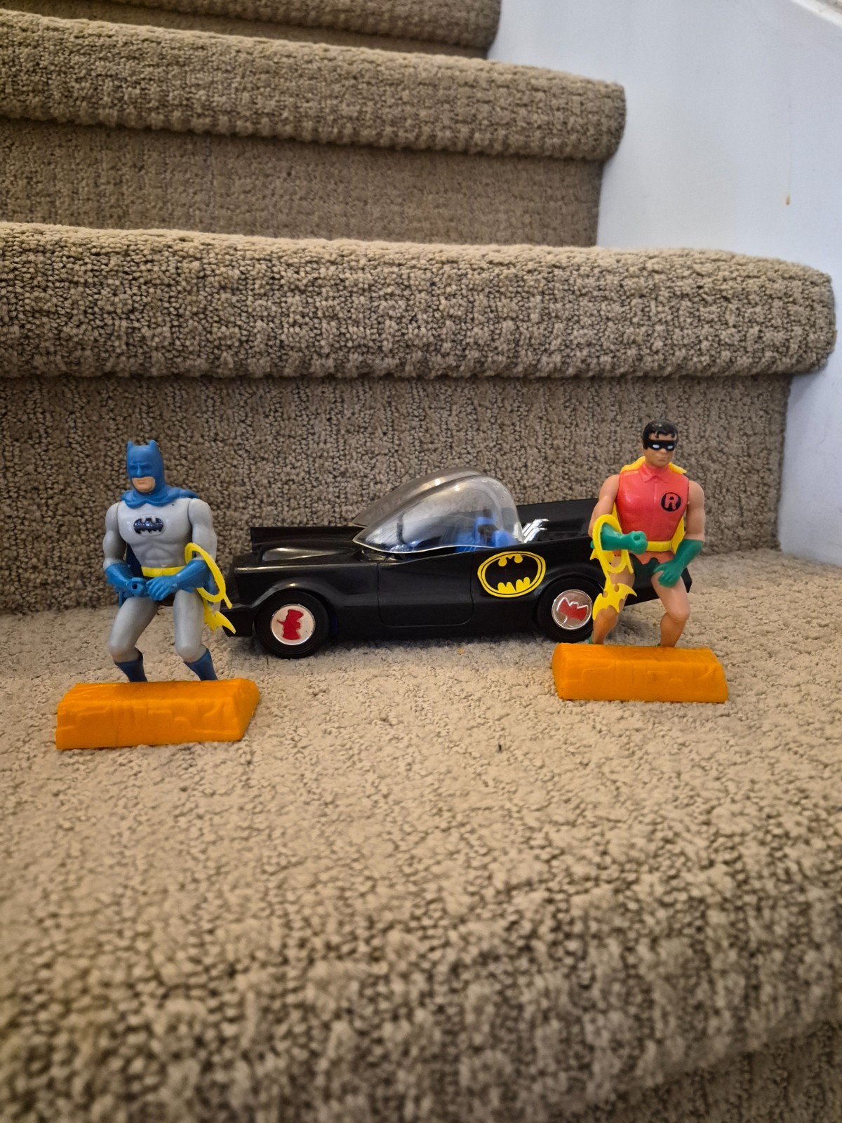 Mego Comic Action Heroes Batman, Robin, Car Vintage 1975 With Stand and Bat Rope