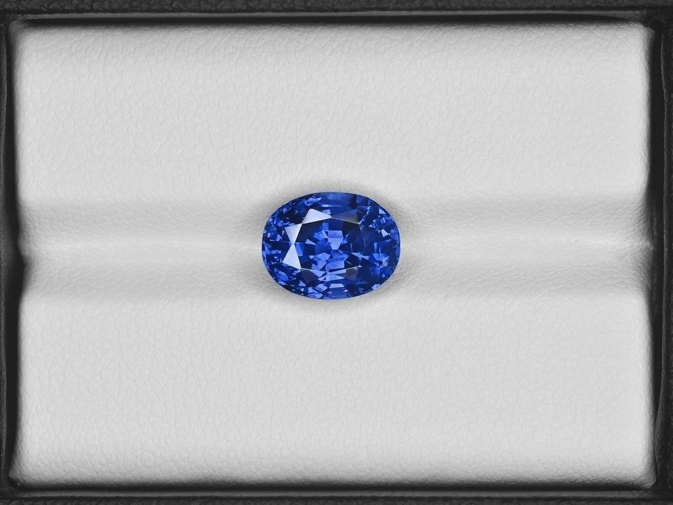 Certified 6.10 Ct Natural Shiny Flawless Blue Sapphire Oval Cut Loose Gemstone