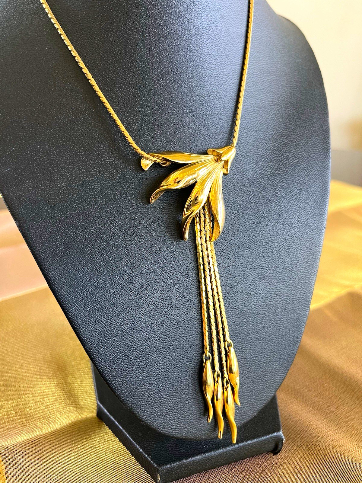Vintage Monet Necklace Botanical Tassel Signed Gold ToneLeaf “Stunning”Excellent Vintage Monet Necklace Botanical Tassel Signed Gold ToneLeaf “Stunning”Excellent