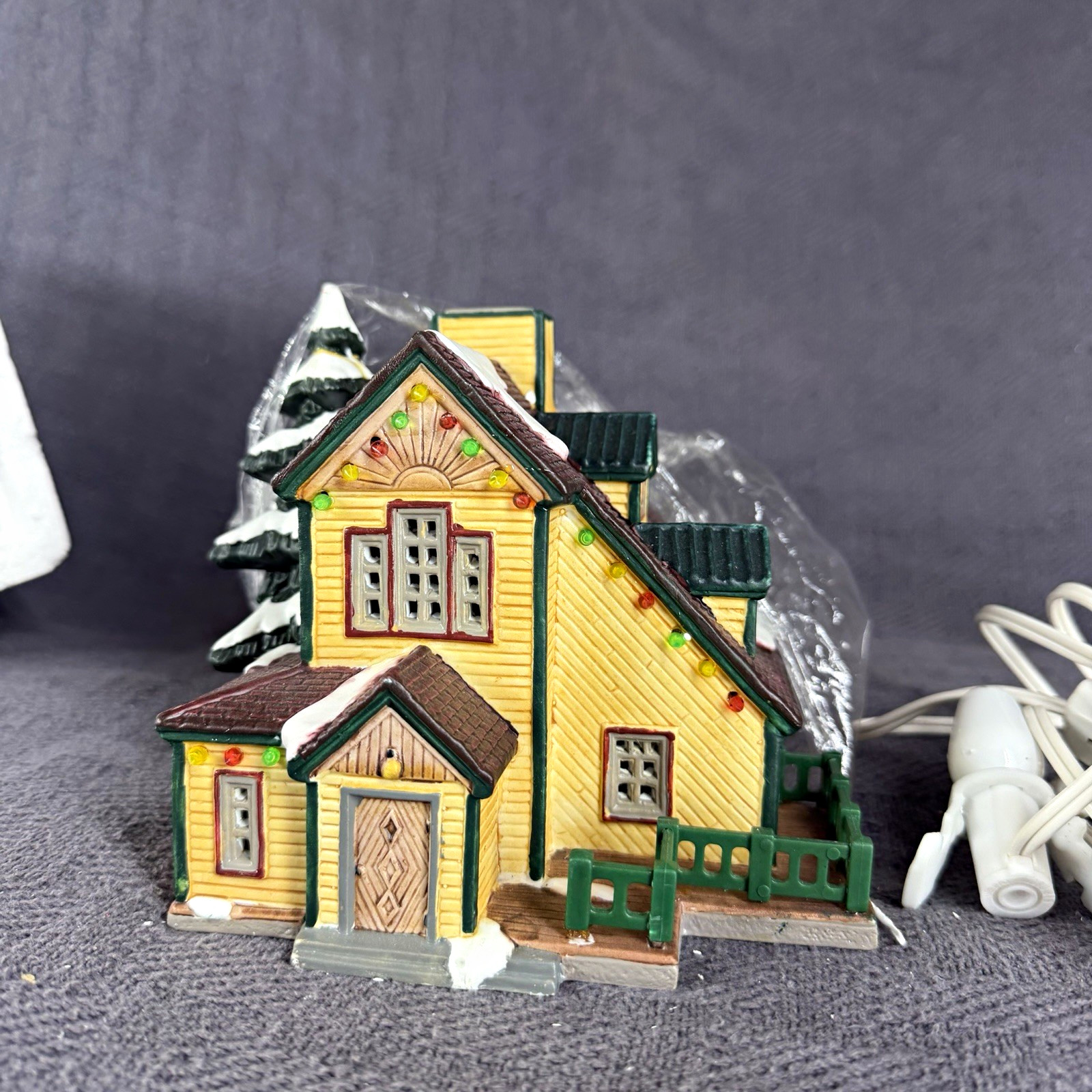 Lemax Village Collection 1997 Illuminated Porcelain Snow Pattern House, Boxed Lemax Village Collection 1997 Illuminated Porcelain Snow Pattern House, Boxed