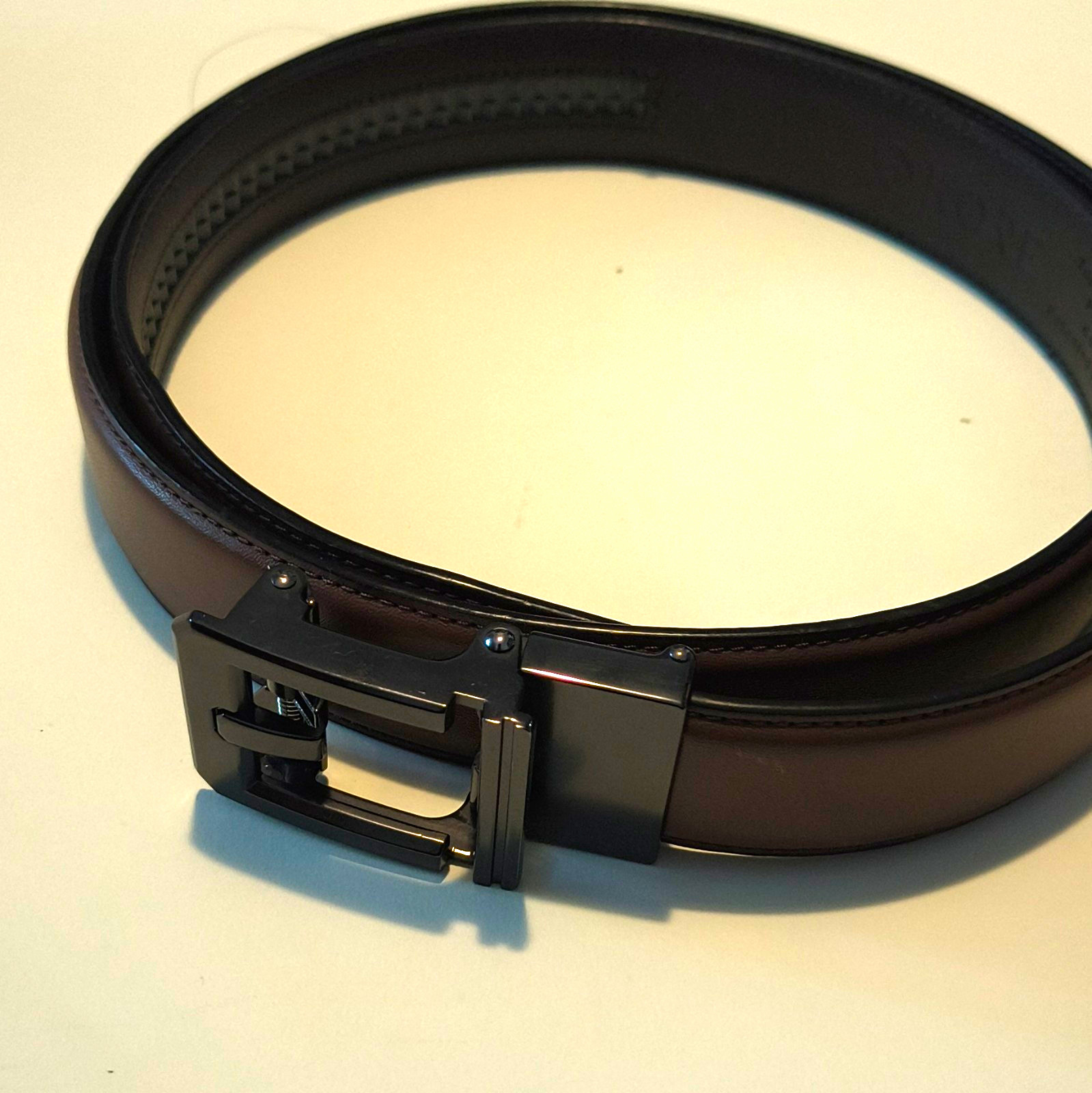 Kore Men\'s Black Dress Ratchet Belt Size 44 1.5in Solid w/ Buckle Logo