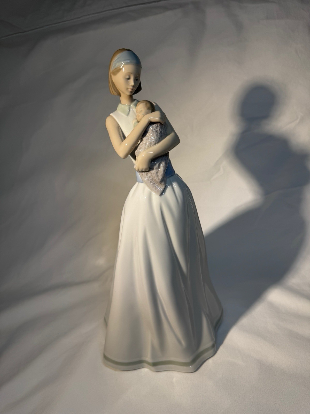 Nao by Lladró #1413 Light of My Life Mother & Child 16” Glossy Mint￼
