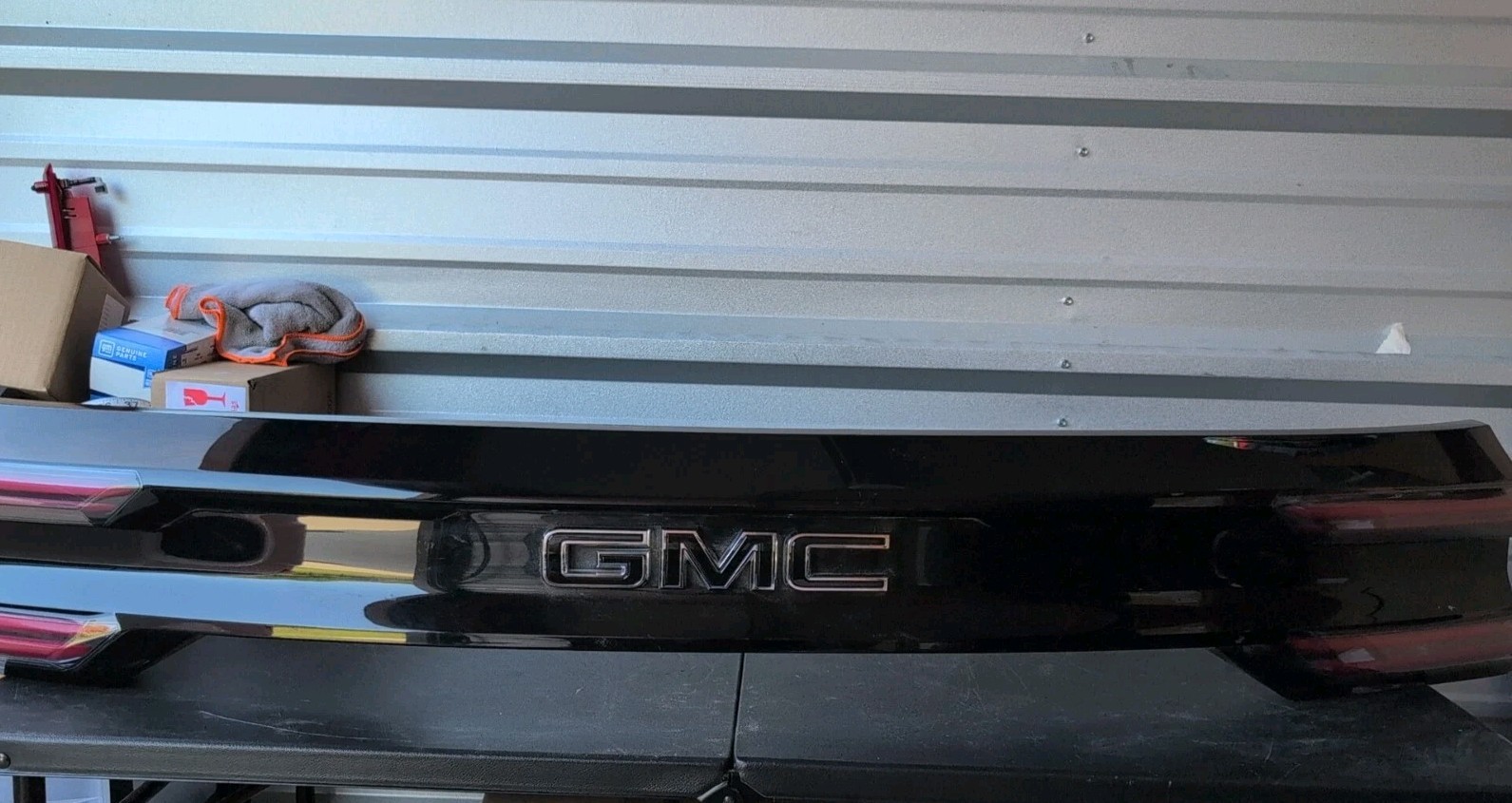 2024-2026 OEM GMC ACADIA LIFT GATE CENTER LIGHT 42944642 2024-2026 OEM GMC ACADIA LIFT GATE CENTER LIGHT 42944642