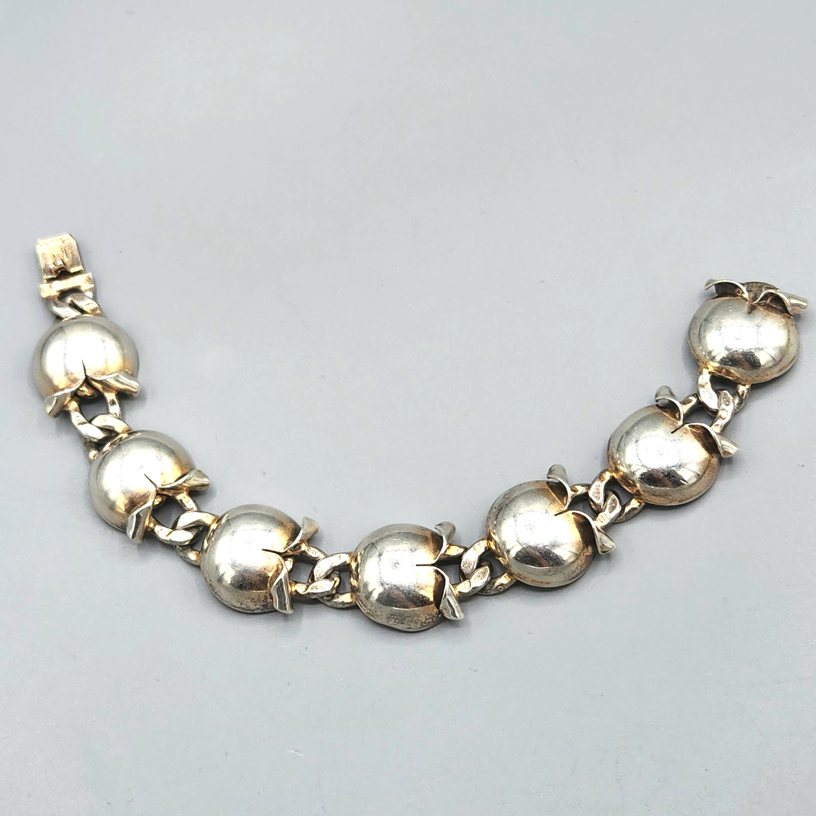 1940s Napier Signed Sterling Silver Repousse Pomegranate Link Bracelet 7\