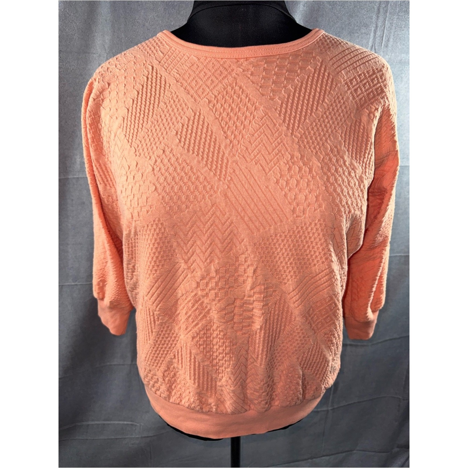 3013-Vicki Wayne Vintage Women\'s Peach Textured Crewneck Sweater