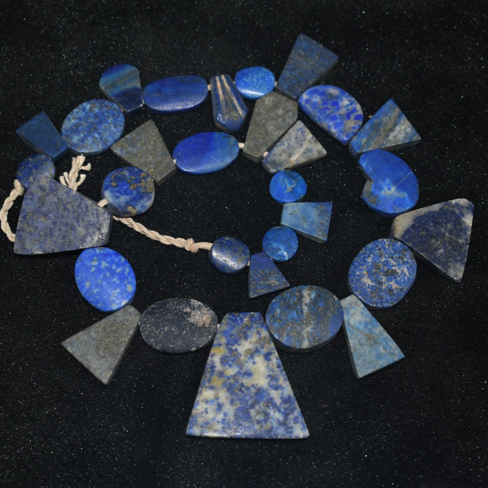 Big Ancient Central Asian Lapis Lazuli Stone Bead Necklace in good Condition