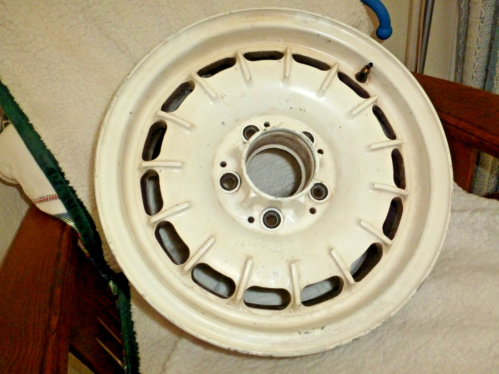 Mercedes 14 inch Wheel 108 400 09 02 6Jx14H2  Paint Issue $20.00