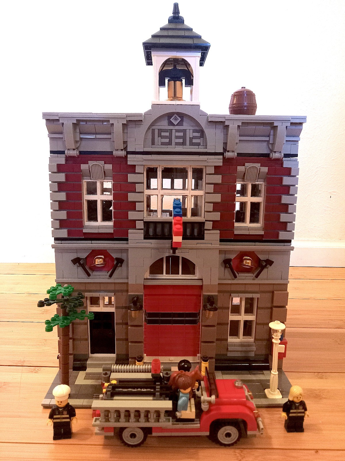 LEGO Modular Building Fire Brigade 10197 Used All Figures + Vehicle LEGO Modular Building Fire Brigade 10197 Used All Figures + Vehicle