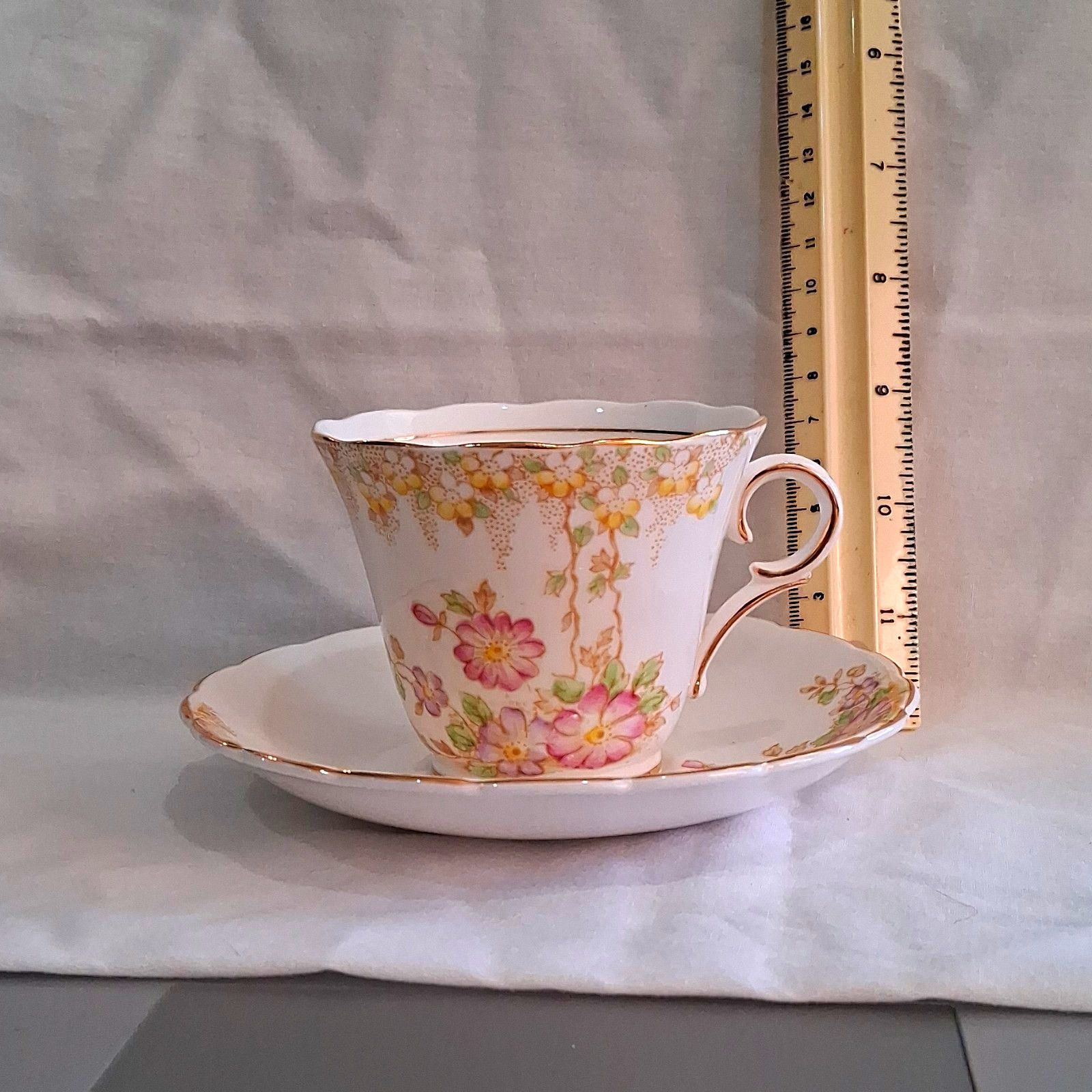 Colclough Bone China Floral Tea Cup & Saucer Set Gold Trim England MPN 6591 Colclough Bone China Floral Tea Cup & Saucer Set Gold Trim England MPN 6591