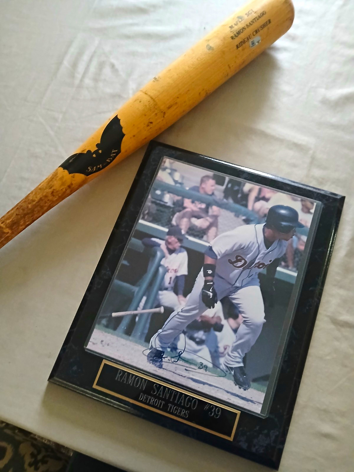 Ramon Santiago Detroit Tigers #39 GAME USED Bat and Signed Photo Plaque with COA Ramon Santiago Detroit Tigers #39 GAME USED Bat and Signed Photo Plaque with COA