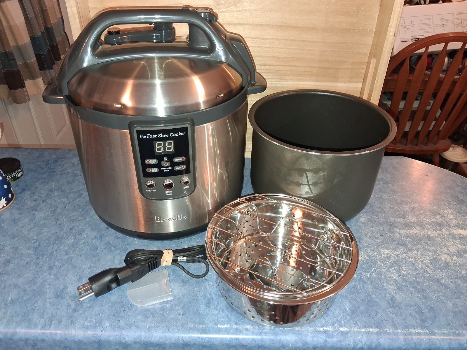 Breville The Fast Slow Cooker/Pressure Cooker Steamer 6qt BPR600XL-Used 1 Time