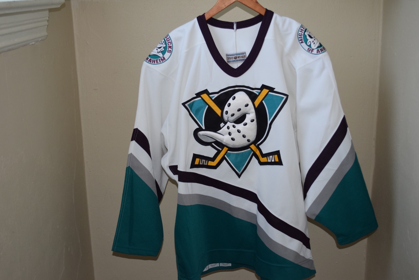 Anaheim Mighty Ducks Fight Strap Sewn Logos vtg Size 48 White Jersey Center Ice
