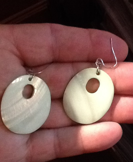VINTAGE 1935-50'S EARRINGS MOTHER-OF-PEARL PALE YELLOW GREENISH OVAL  092826A
