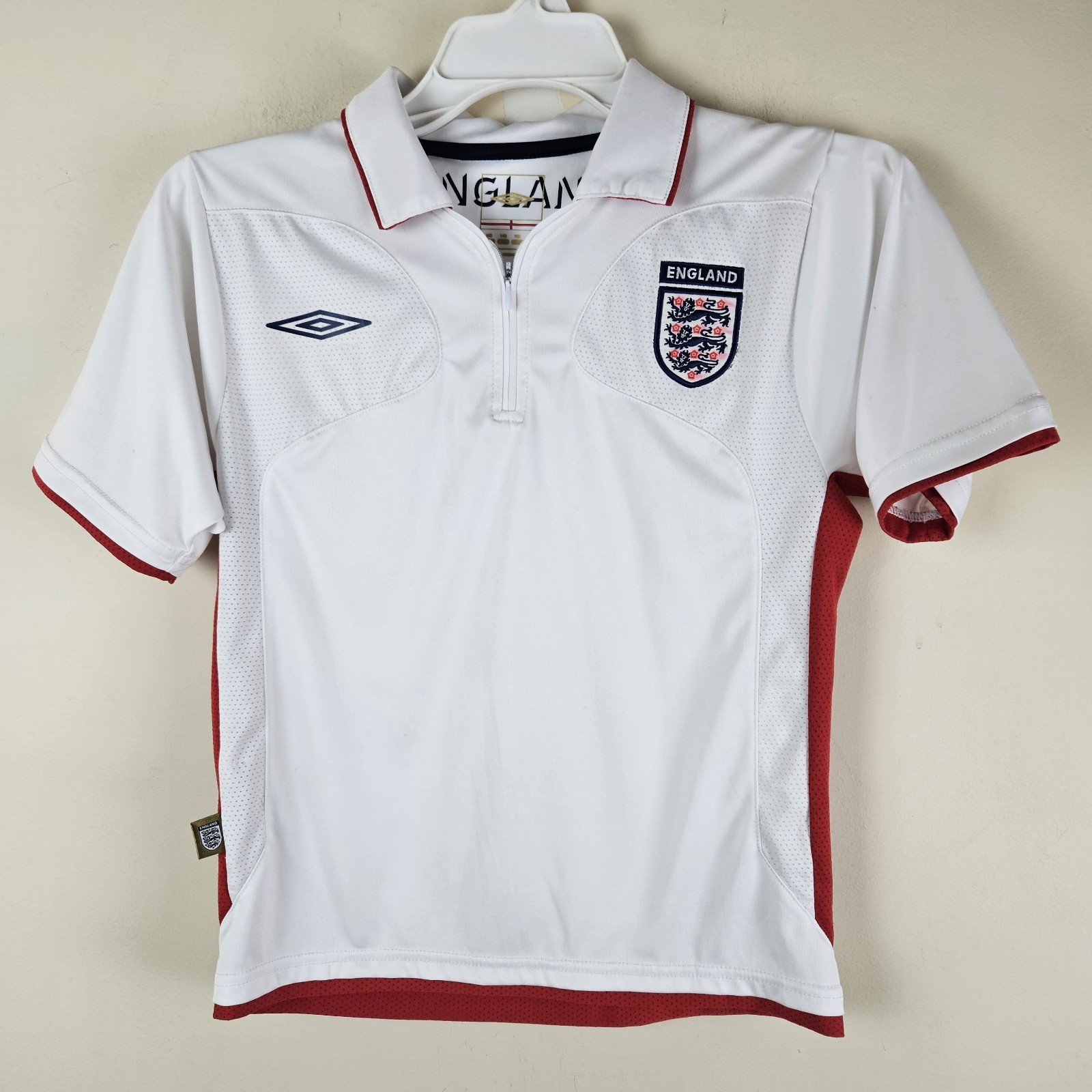 ENGLAND NATIONAL TEAM UMBRO FOOTBALL TRAINING 1/4 ZIP TOP HOME SHIRT YOUTH M ENGLAND NATIONAL TEAM UMBRO FOOTBALL TRAINING 1/4 ZIP TOP HOME SHIRT YOUTH M