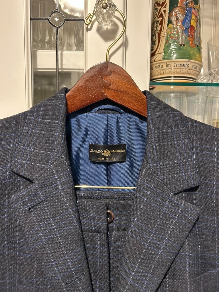 100% Wool Mens Luciano Barbera Italian Suit, Size 48 European/Size 38 US