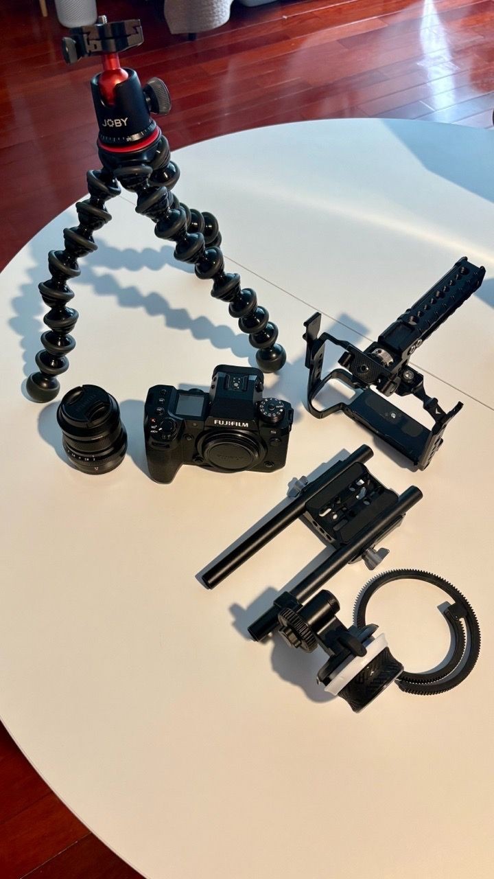 Fujifilm X-H2S Bundle w/ Fujijon XF23mm lens, Camera Cage, Focus Puller, Etc. Fujifilm X-H2S Bundle w/ Fujijon XF23mm lens, Camera Cage, Focus Puller, Etc.
