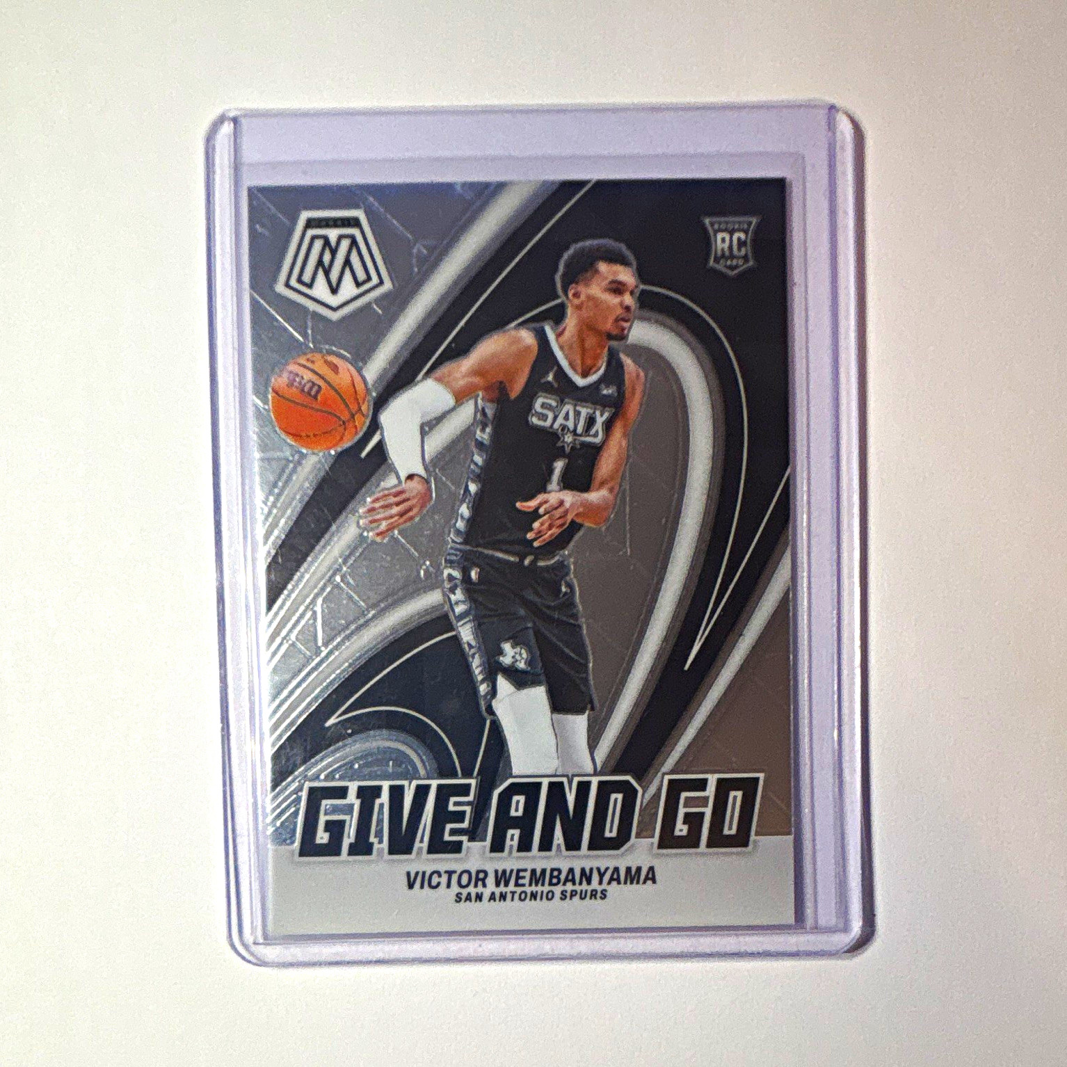 Panini 2023-24 Mosaic Give and Go - Victor Wembanyama #12 Spurs (RC) Panini 2023-24 Mosaic Give and Go - Victor Wembanyama #12 Spurs (RC)