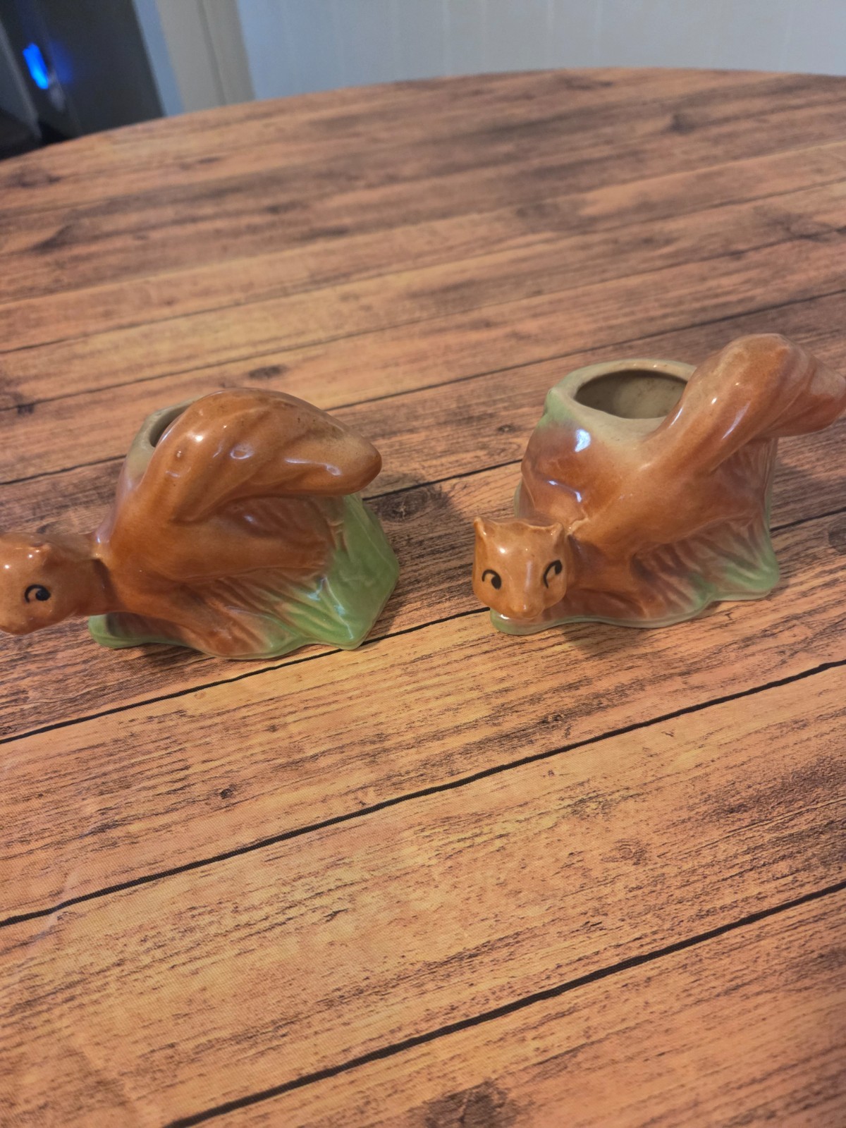 Vintage 1950s Shawnee Pottery Ceramic Squirrel On Tree Trunk Planter USA 664