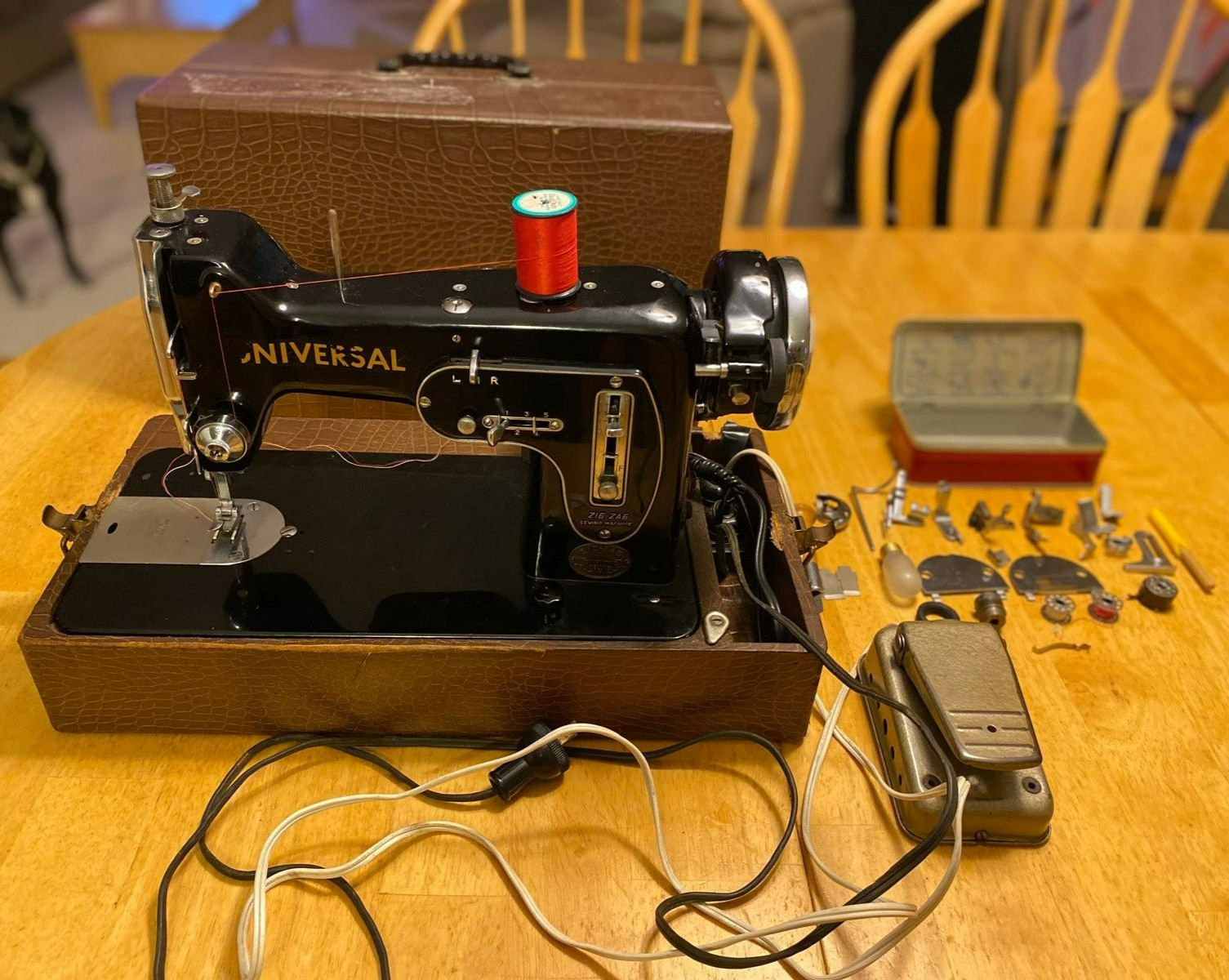 Vintage Universal Zigzag Deluxe Sewing Machine & Case Japan General Motors Delco