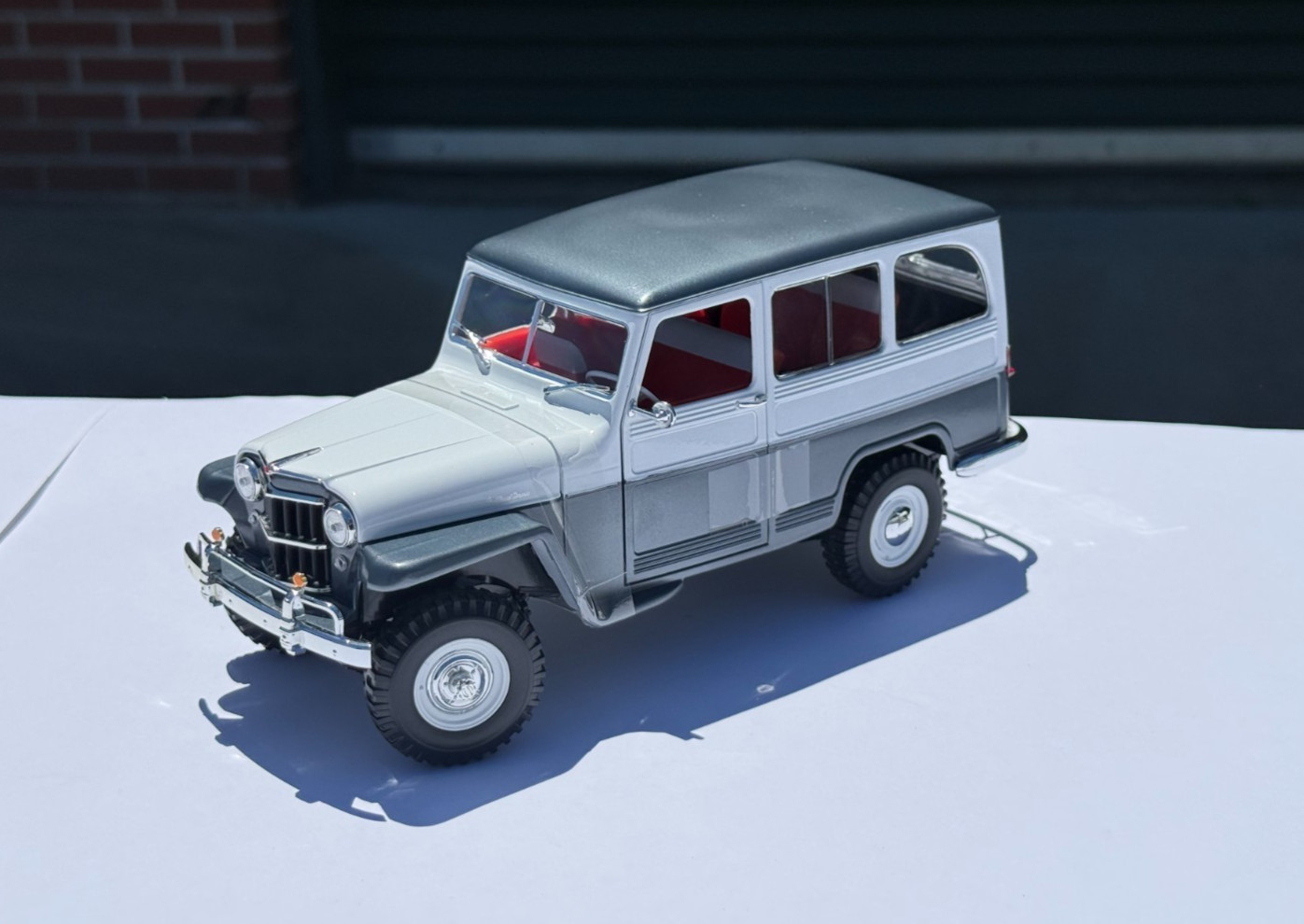 Lucky Diecast/Road Signature - 1:18 Scale - 1955 Willys Jeep Wagon - 92858WH