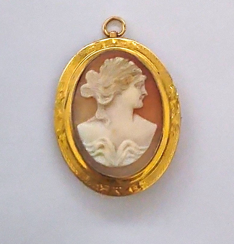Antique 10K Yellow Gold Oval Cameo Pendant- Brooch White & Cream