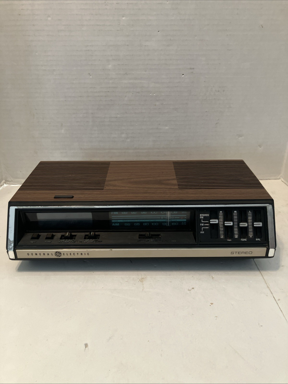 Vintage General Electric 7-4695A AM FM Stereo Clock Radio Walnut Grain -READ DES Vintage General Electric 7-4695A AM FM Stereo Clock Radio Walnut Grain -READ DES