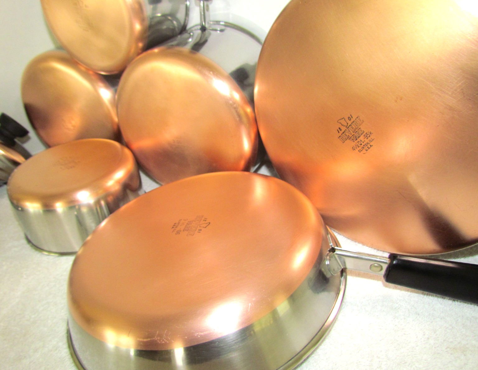VINTAGE REVERE WARE POTS, PANS, SKILLET, ALL WITH  LIDS COPPER CLAD MADE IN USA