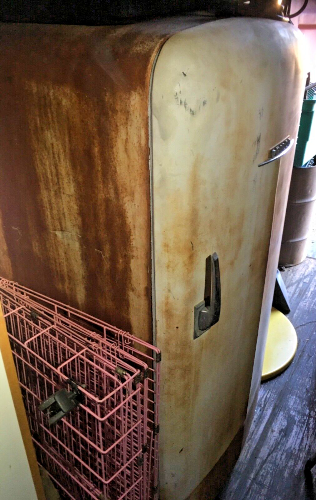 Vintage Philco Refrigerator Fridge Freezer Rusty working condition unknown Vintage Philco Refrigerator Fridge Freezer Rusty working condition unknown