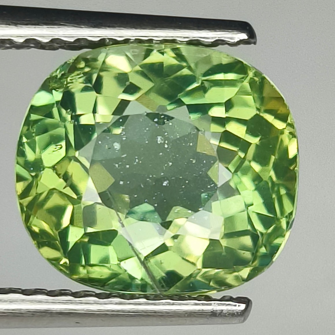 100% NATURAL 3.71Cts BEAUTIFUL SUPER GREEN APATITE 100% NATURAL 3.71Cts BEAUTIFUL SUPER GREEN APATITE