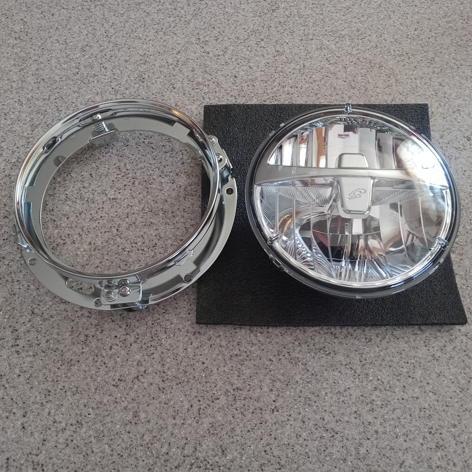 Indian Chieftain/Roadmaster OEM Headlight, LED, part 2413651 (new) Indian Chieftain/Roadmaster OEM Headlight, LED, part 2413651 (new)