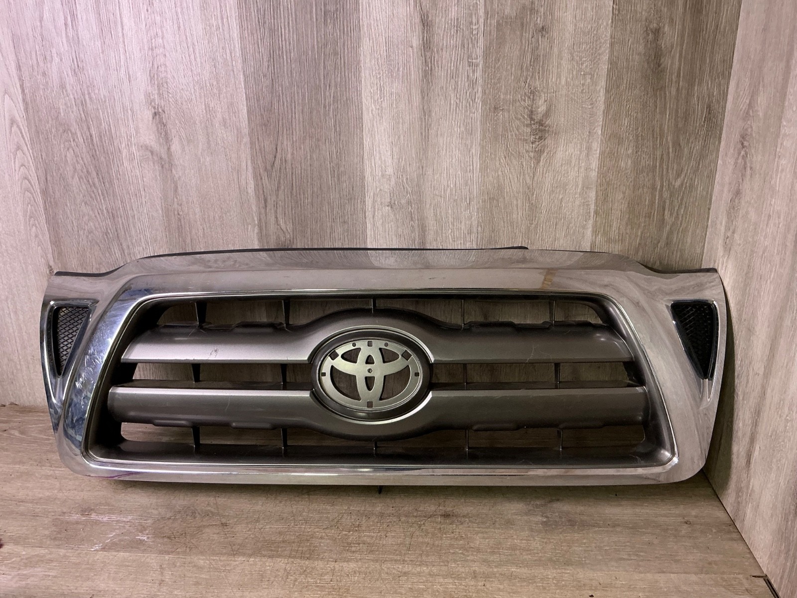 2005-09 TOYOTA TACOMA FRONT GRILLE ASSY OEM PART# 53100-04350