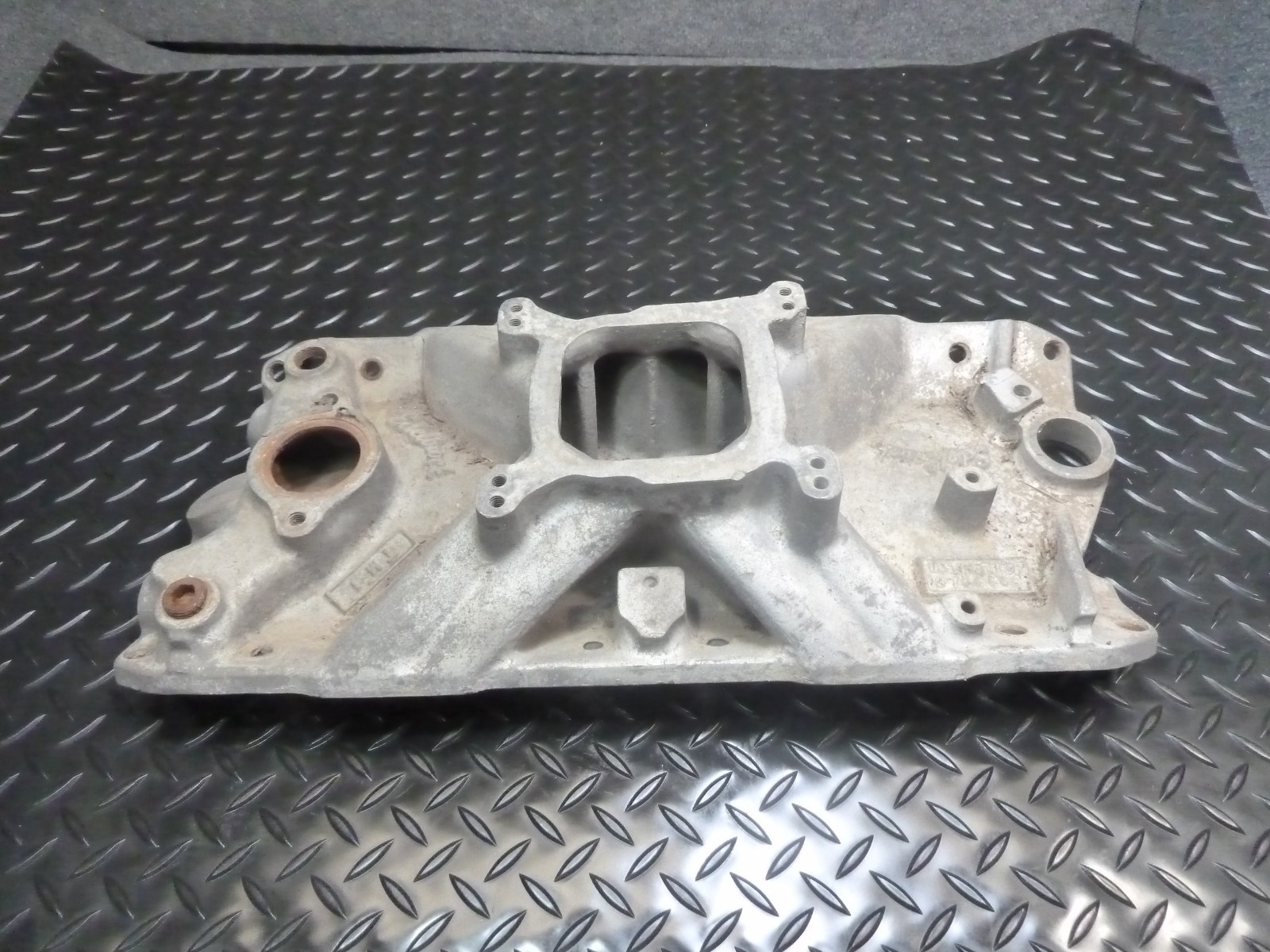 Edelbrock TM-1 Aluminum Intake Manifold SB Chevy Nostalgia Vintage Rod Edelbrock TM-1 Aluminum Intake Manifold SB Chevy Nostalgia Vintage Rod