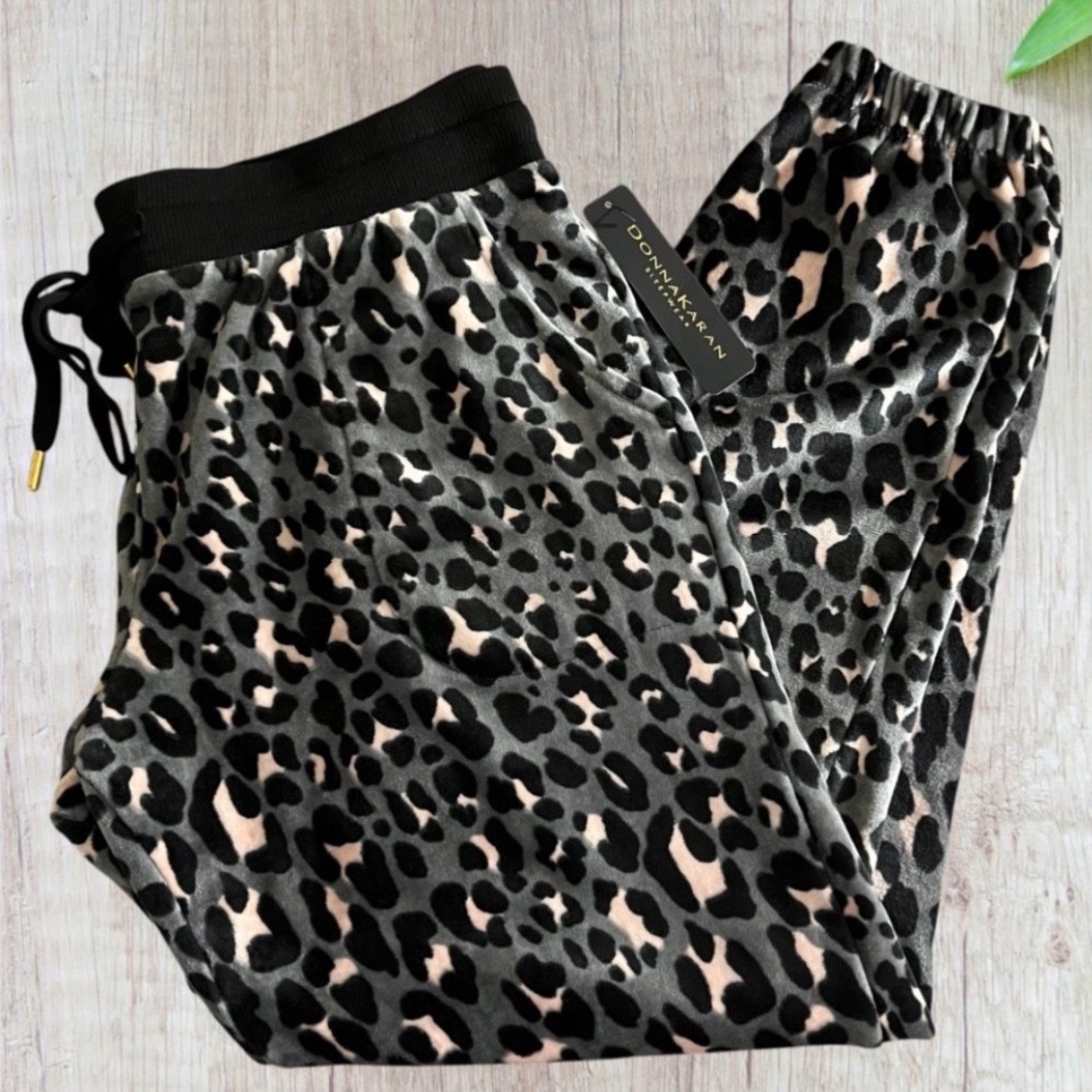 NWT Donna Karan Sift Sleepwear Grey Leopard Print Plush Jogger Pajama pants S NWT Donna Karan Sift Sleepwear Grey Leopard Print Plush Jogger Pajama pants S