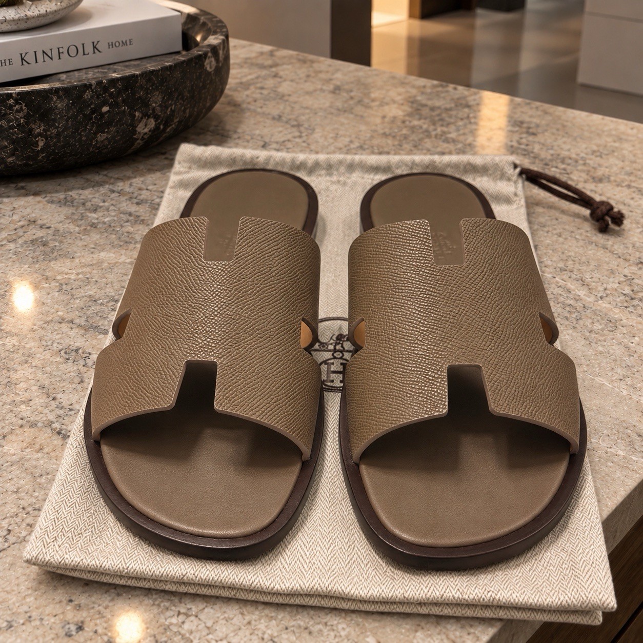 Hermes Izmir Sandals Men’s Size 44 / 11 Epsom Calfskin Leather H Etoupe Slides Hermes Izmir Sandals Men’s Size 44 / 11 Epsom Calfskin Leather H Etoupe Slides