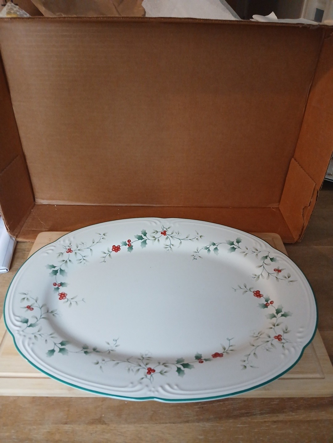 Pfaltzgraff Winterberry Oval Serving Platter Scalloped Edge 14 1/2 X 10 3/4”