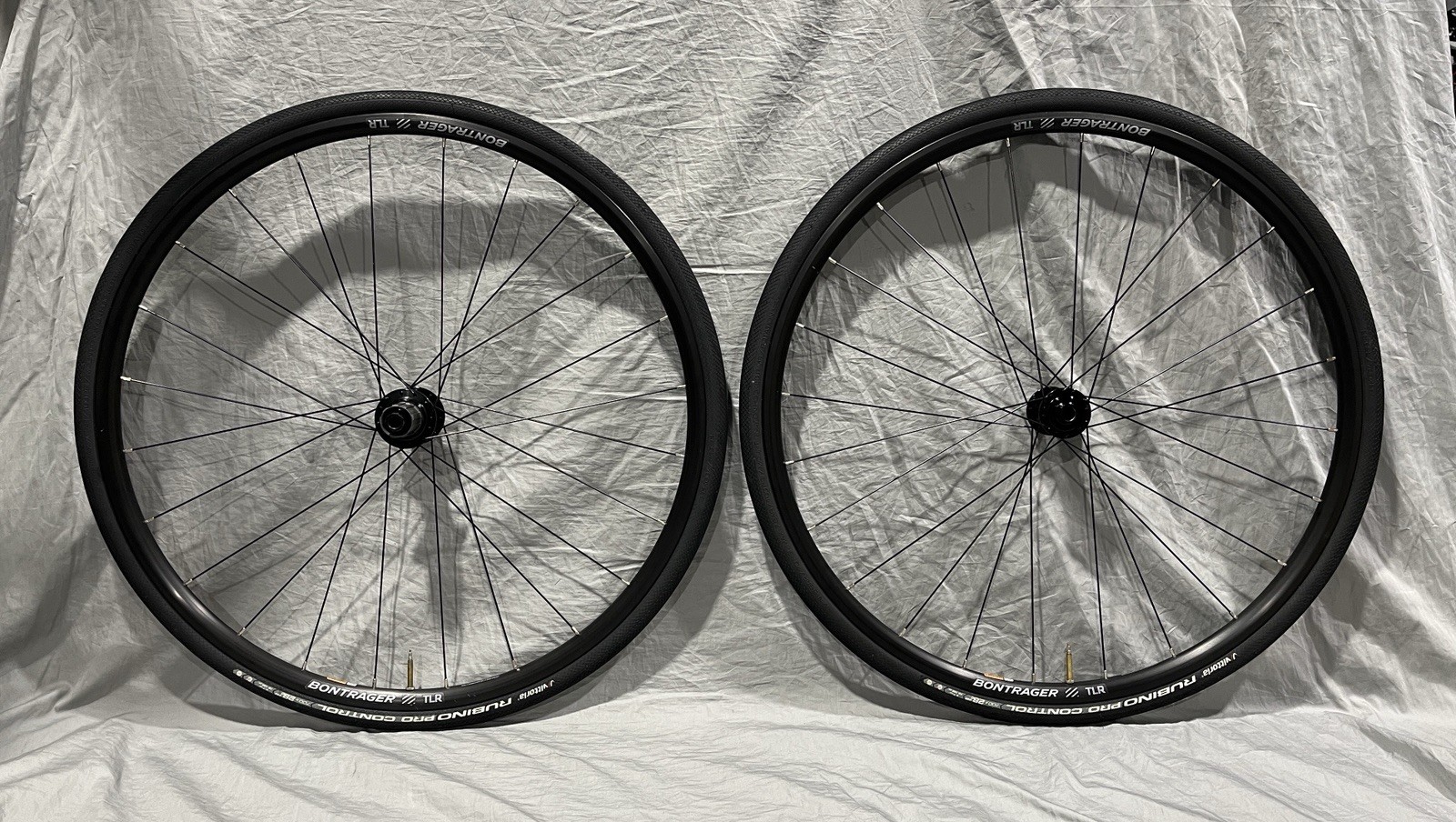Bontrager TLR Wheelset 700c 142 / 12mm 100mm / 15mm TA Centerlock 11 Speed