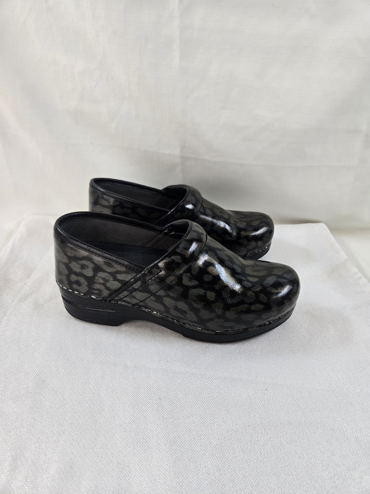 Dansko XP Women\'s Black Gray Silver Leopard Print Patent Leather Comfort Clogs