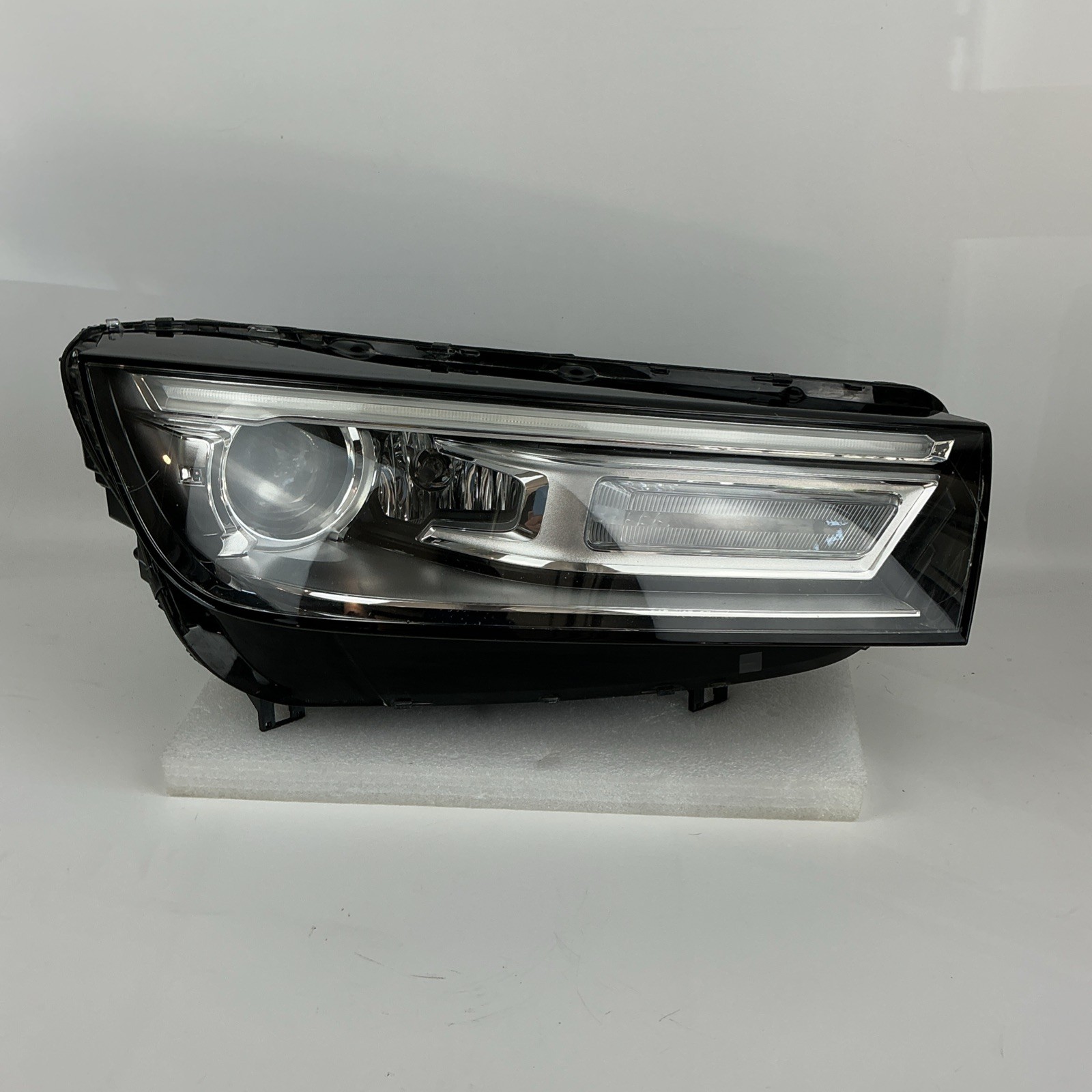 2018-2020 Audi Q5 RH Headlight Passenger Side Xenon HID OEM 80A941006B
